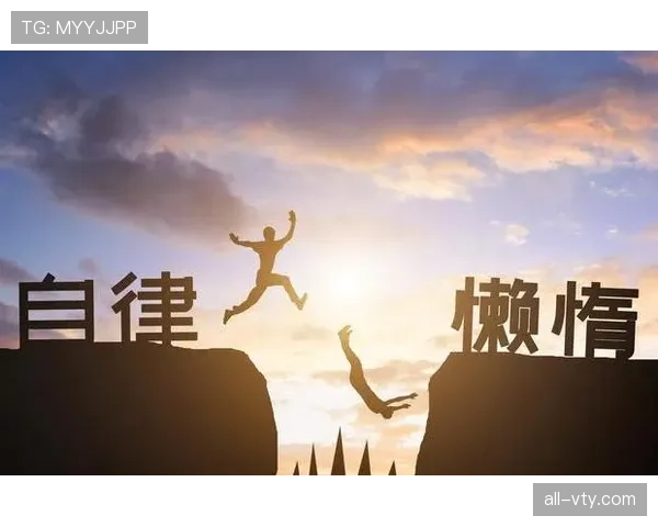 翁泓阳训练室里连手机都敢扔，这自律程度怕是普通人翻不了身了吧